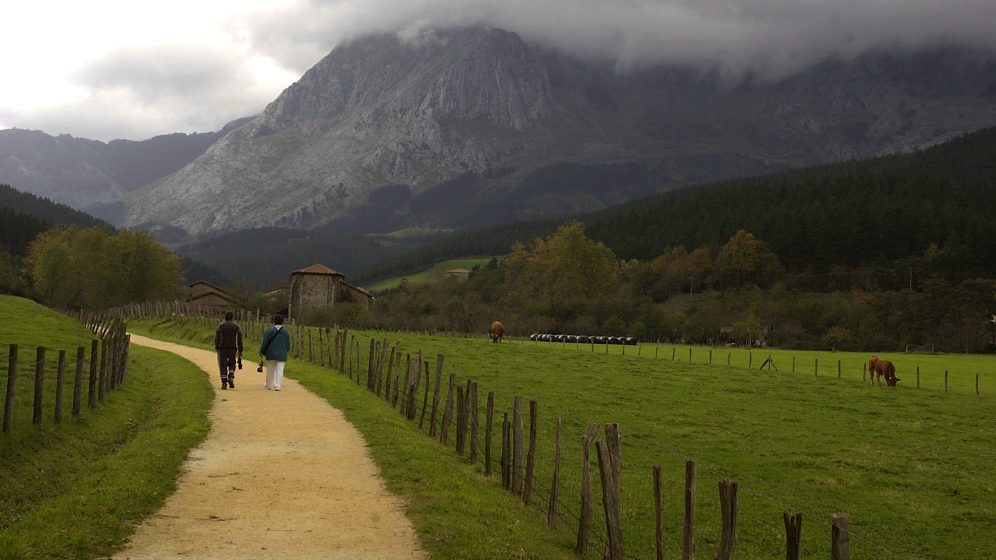 Bidegorri en el antig¸o trazado del ferrocarril minero de Arrazola que parte de Atxondo (Apatamonasterio). A pesar de que se conozca como bidegorri, se trata de una pista exclusivamente para peatones. Al fondo, Anboto.