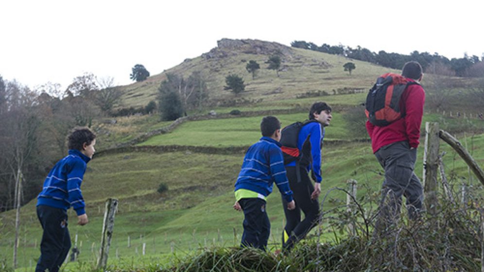 Reportaje fotográfico sobre la subida al Adarra el primer día del año. Subida al Adarra desde Besabi. En la imagen, gente subiendo al monte.
