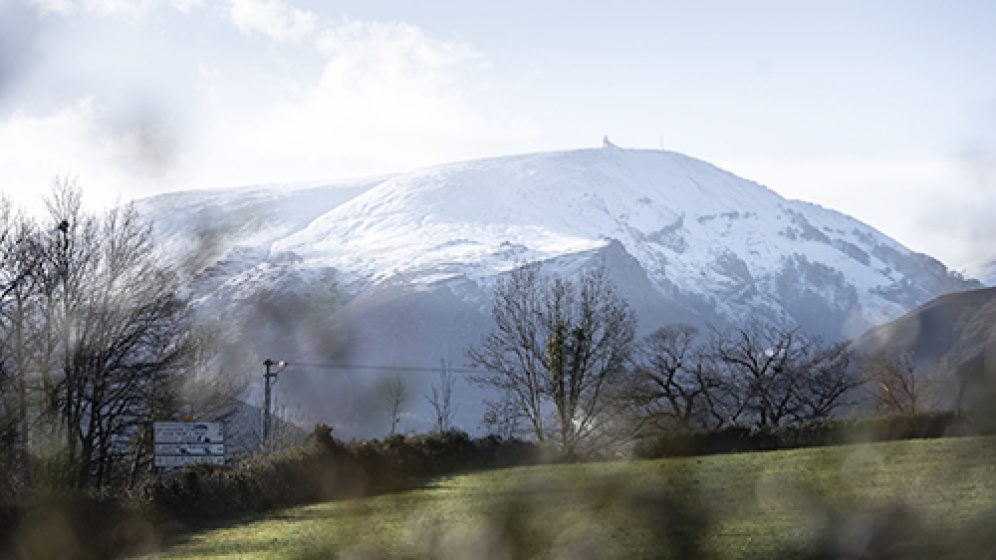 De la neige sur le sommet de l'Artzamendi depuis Itxassou, le mercredi 18 janvier 2023.
