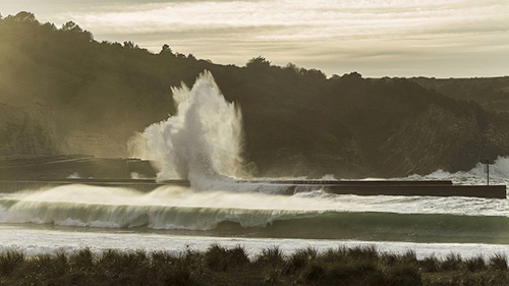 2016-02-08, Gorliz. Gorliz-ko hondartzan arratsaldeko olatuak.

08-02-2016, Gorliz. Olas por la tarde en la playa de Gorliz.