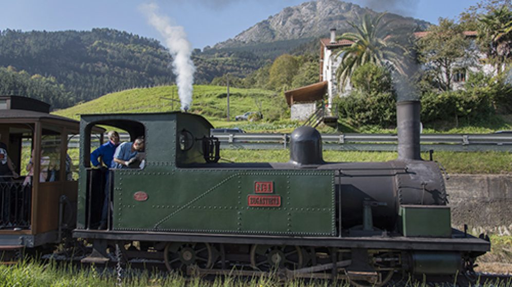 2017-10-14, Azpeitia. Burdinbidearen Euskal Museoaren XXIII. urtemuga ospakizunak, bost tren historiko zirkulazioan jarri dituzte, lurrunezkoak eta dieselak. Irudian Zugastieta trena.

14-10-2017, Azpeitia. XXIII aniversario del Museo Vasco del ferrocarril, han puesto en marcha 5 trenes históricos, de vapor y diesel. En la imagen el tren Zugastieta