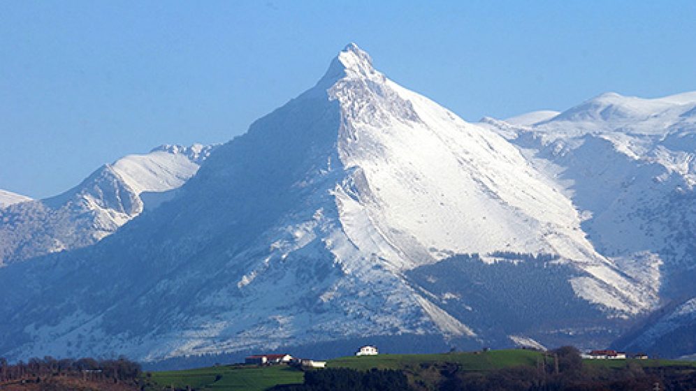 Txindoki y Aralar bajo la nieve.